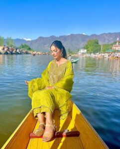 Kashmiri Origin Bollywood actress Hina Khan In Srinagar to celebrate Eid